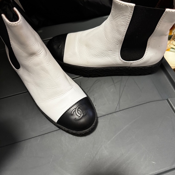 Chanel Interlocking CC Logo Chelsea Boots 2021 - Picture 3 of 5